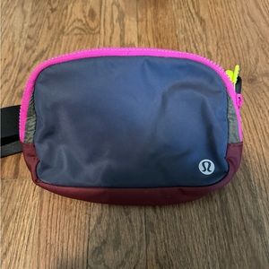 Lululemon Belt Bag navy & pink